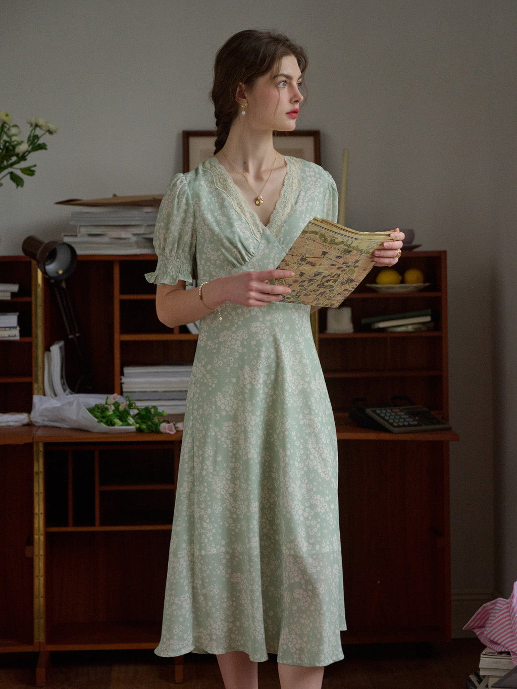 【Final Sale】Stormi Charming V-neck Lace Trimmed Floral Print Dress