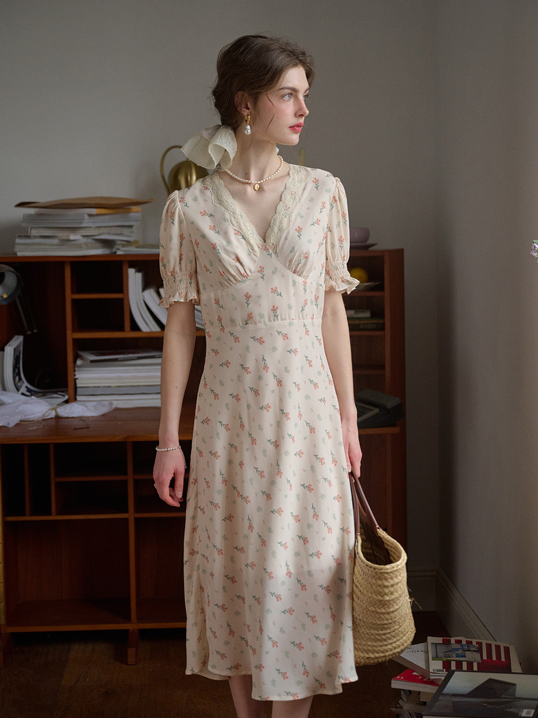 【Final Sale】Stormi Charming V-neck Lace Trimmed Floral Print Dress