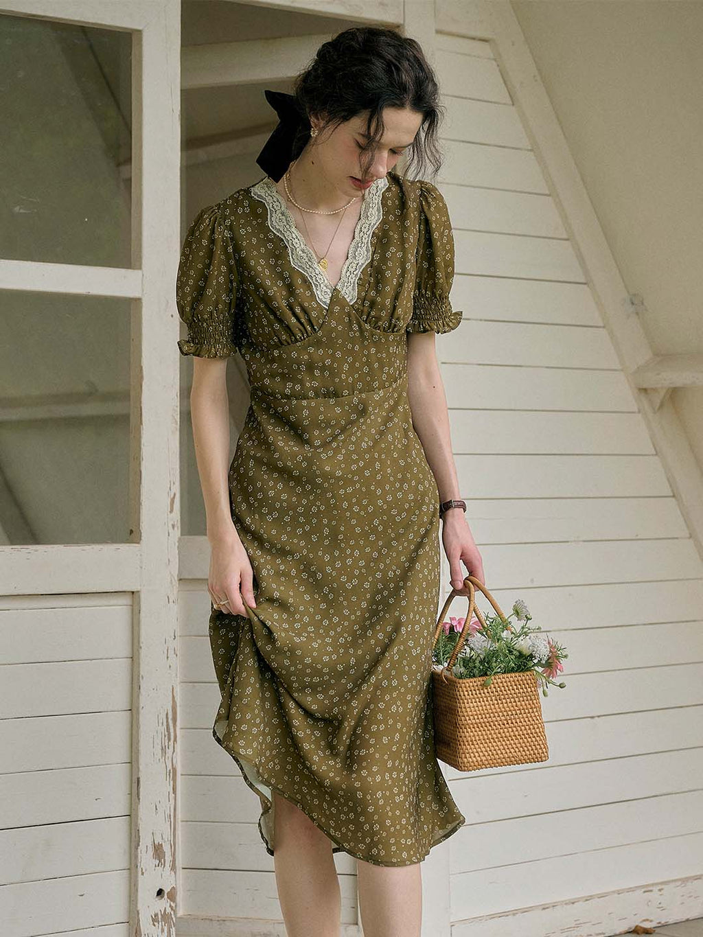 【Final Sale】Stormi Charming V-neck Lace Trimmed Floral Print Dress