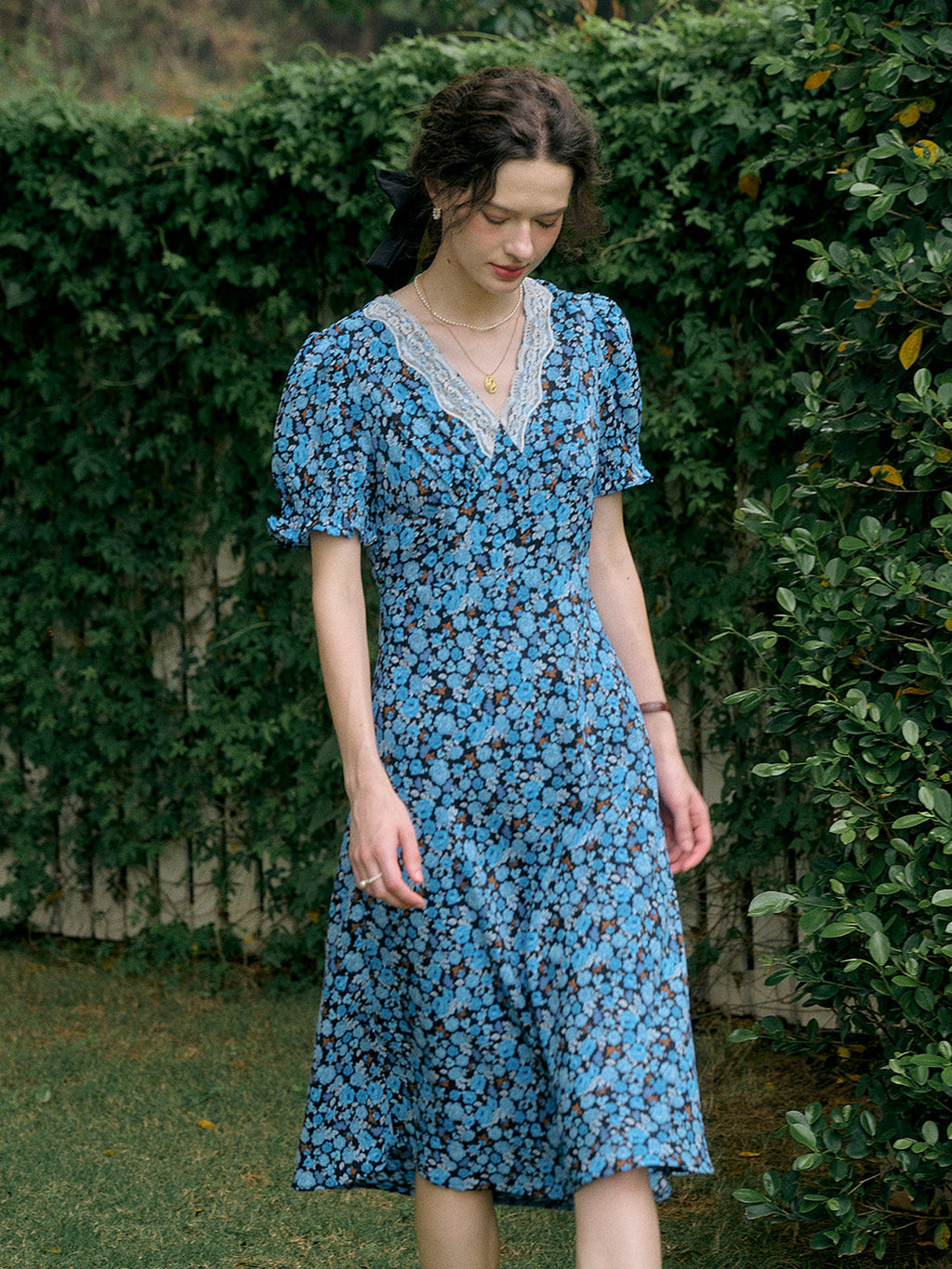 【Final Sale】Stormi Charming V-neck Lace Trimmed Floral Print Dress