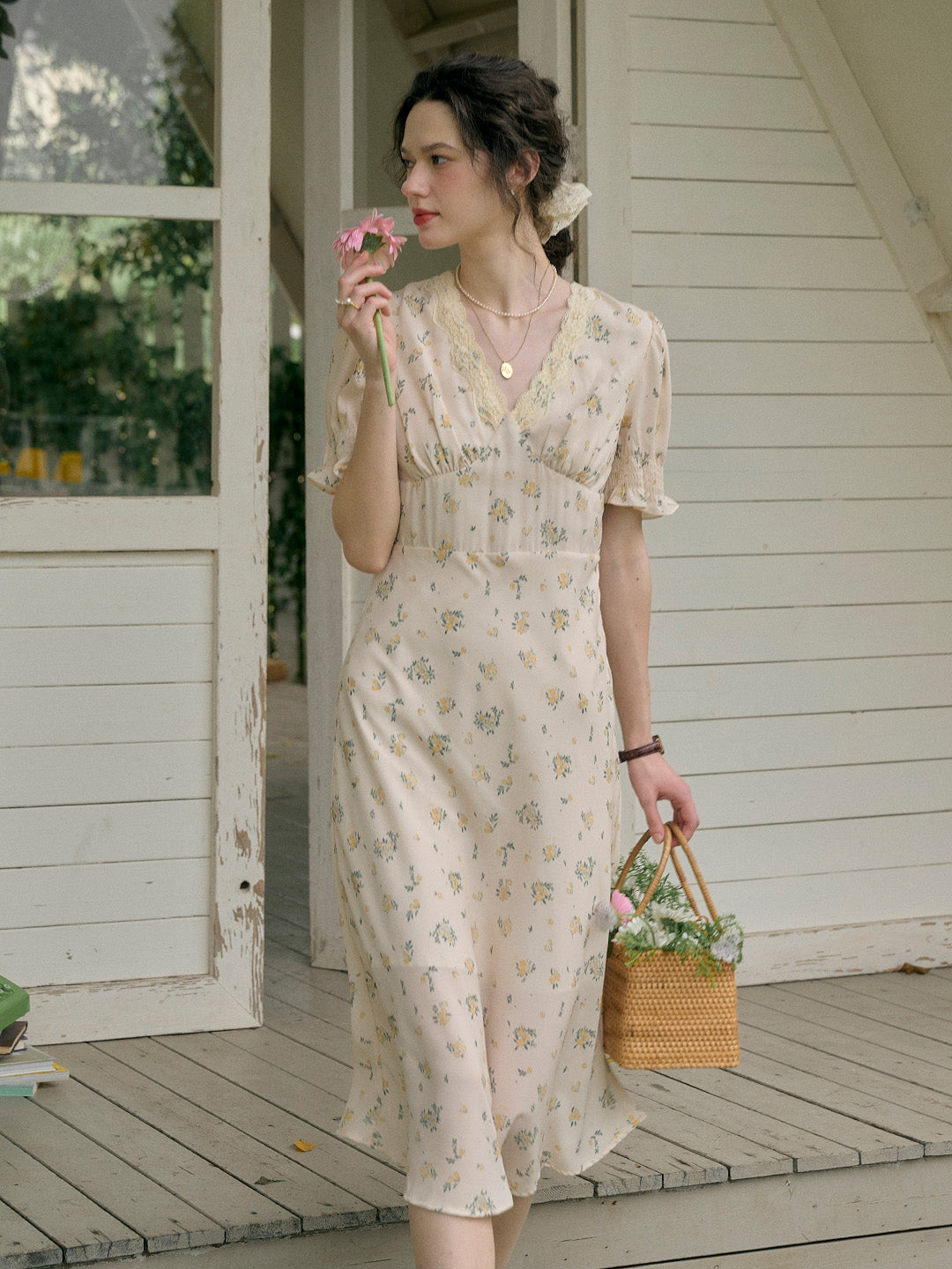 【Final Sale】Stormi Charming V-neck Lace Trimmed Floral Print Dress