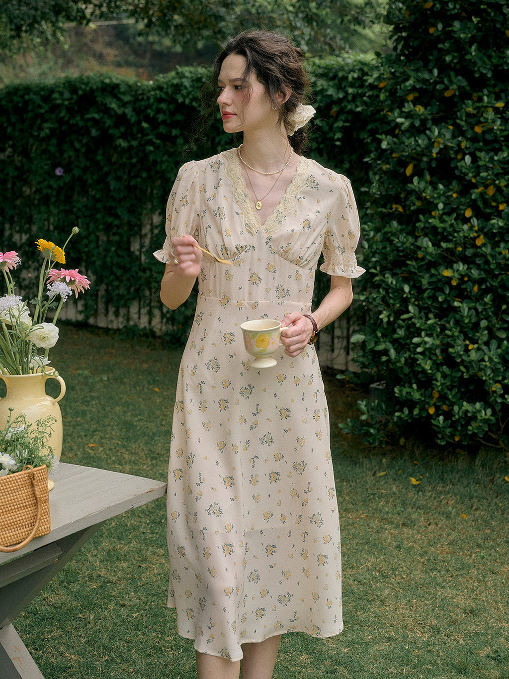 【Final Sale】Stormi Charming V-neck Lace Trimmed Floral Print Dress