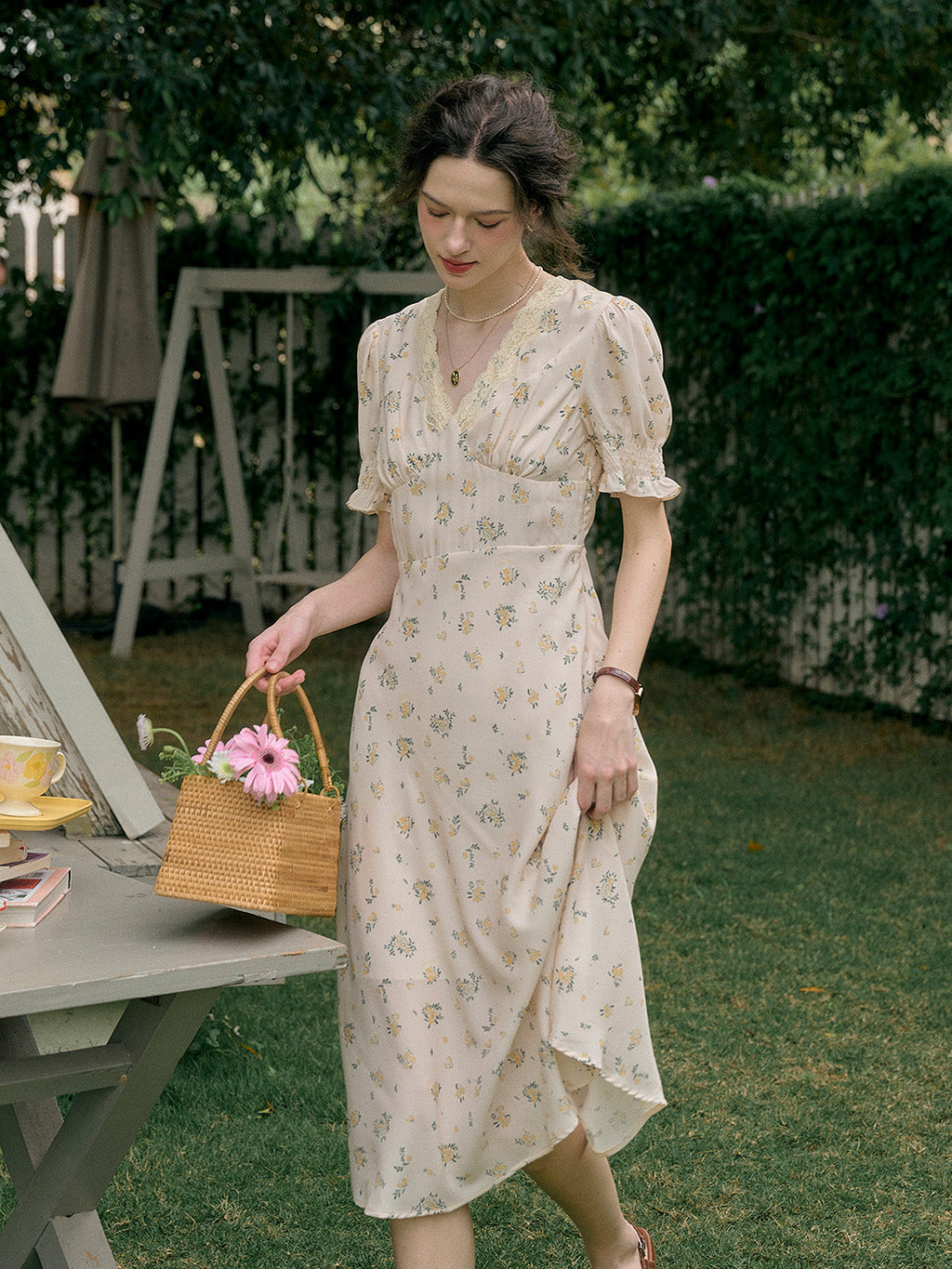 【Final Sale】Stormi Charming V-neck Lace Trimmed Floral Print Dress